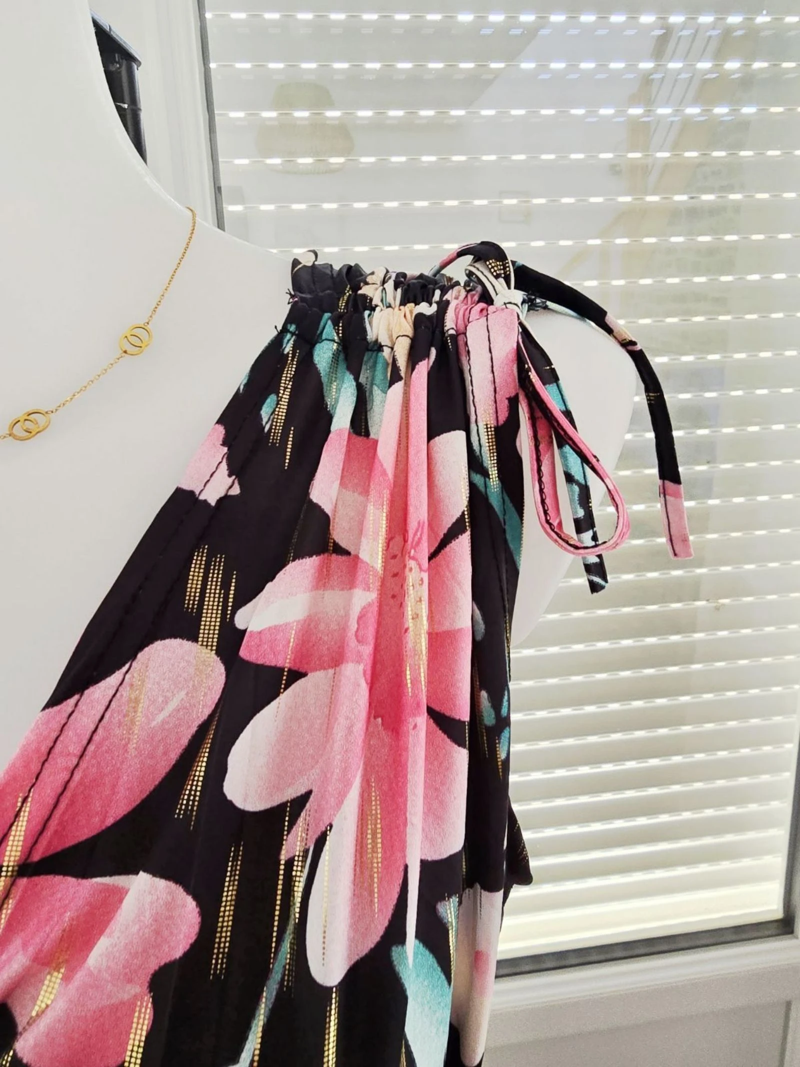 Robe magique noir rose turquoise dorée  – photo 4
